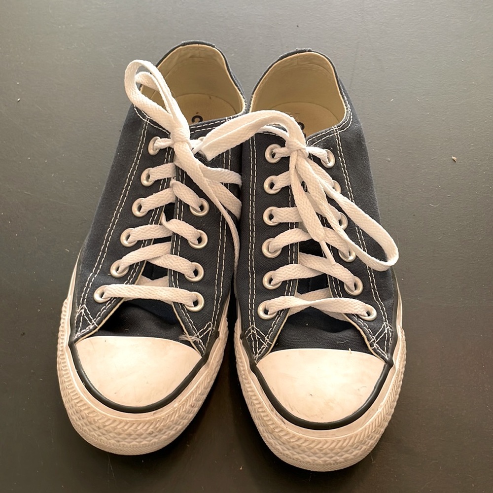 Navy Converse low tops Used excellent condition